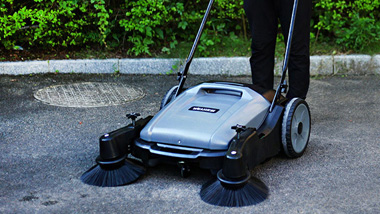 六联盟联香港WJS-SD1手推式扫地车可以解决清扫地面面积过大的问题